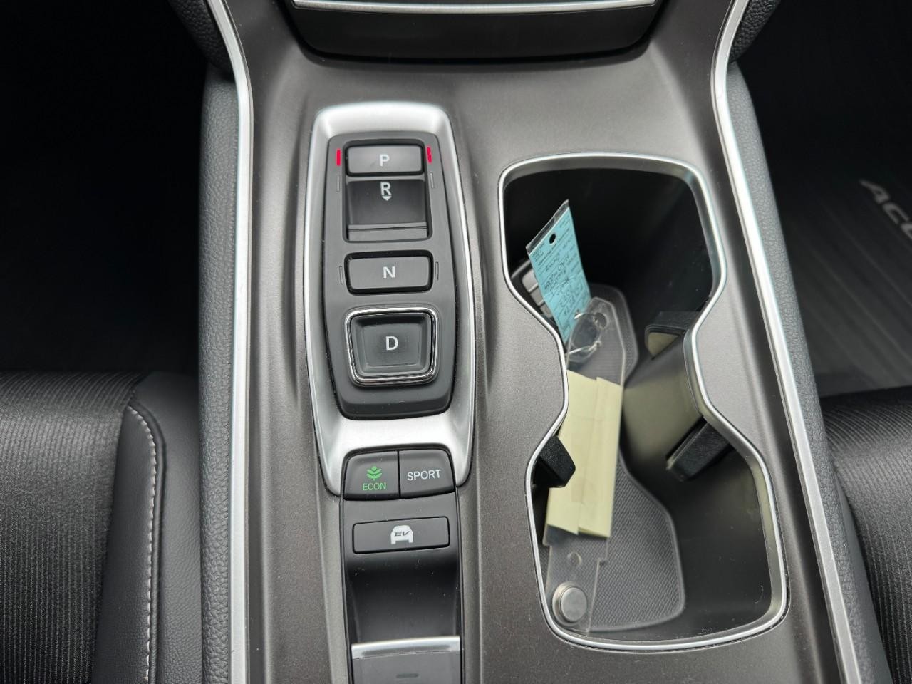 Honda Accord Hybrid Vehicle Full-screen Gallery Image 26