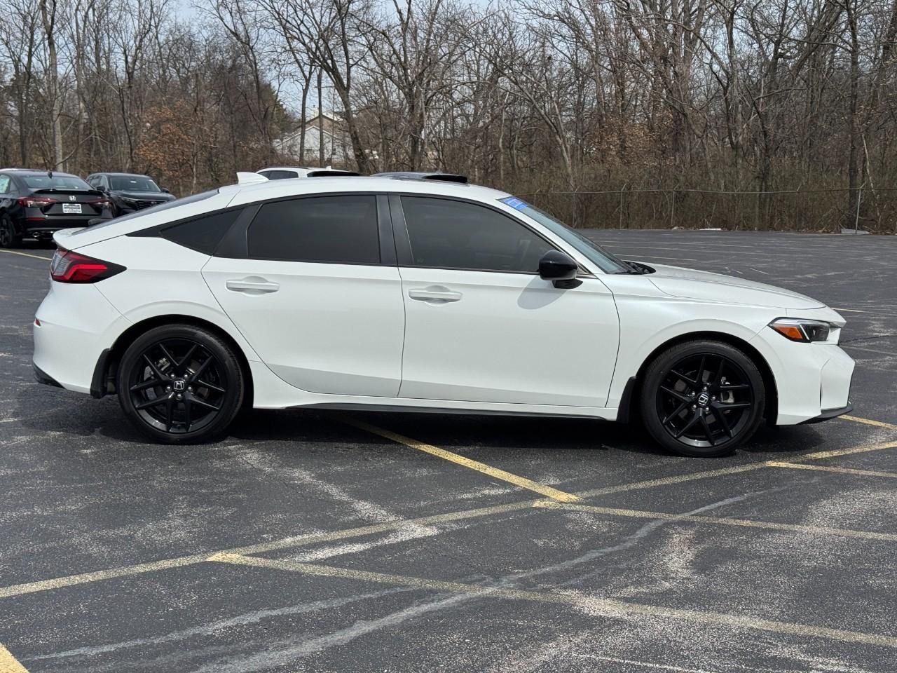 Honda Civic Hatchback Hybrid Vehicle Full-screen Gallery Image 03