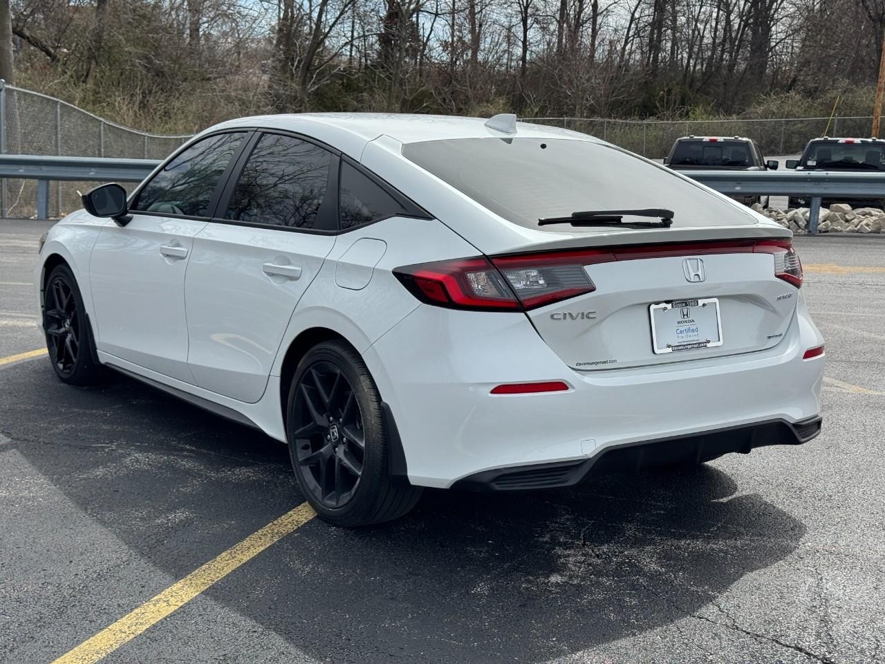 Honda Civic Hatchback Hybrid Vehicle Full-screen Gallery Image 07