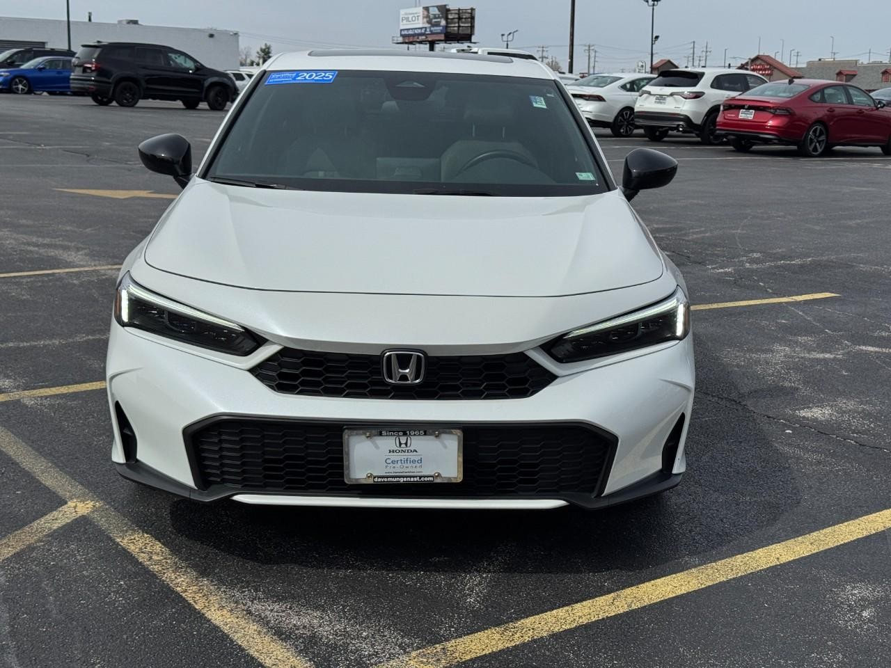 Honda Civic Hatchback Hybrid Vehicle Full-screen Gallery Image 10