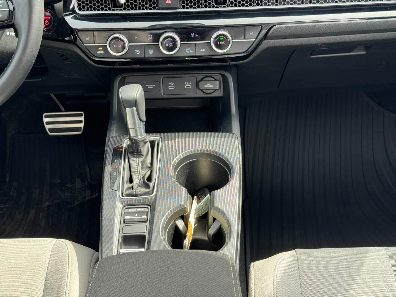 Honda Civic Hatchback Hybrid Vehicle Full-screen Gallery Image 15