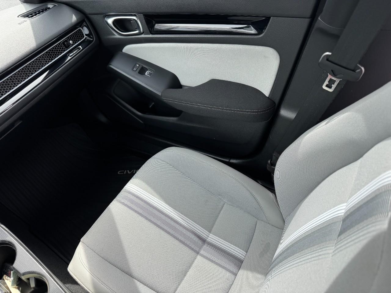 Honda Civic Hatchback Hybrid Vehicle Full-screen Gallery Image 16