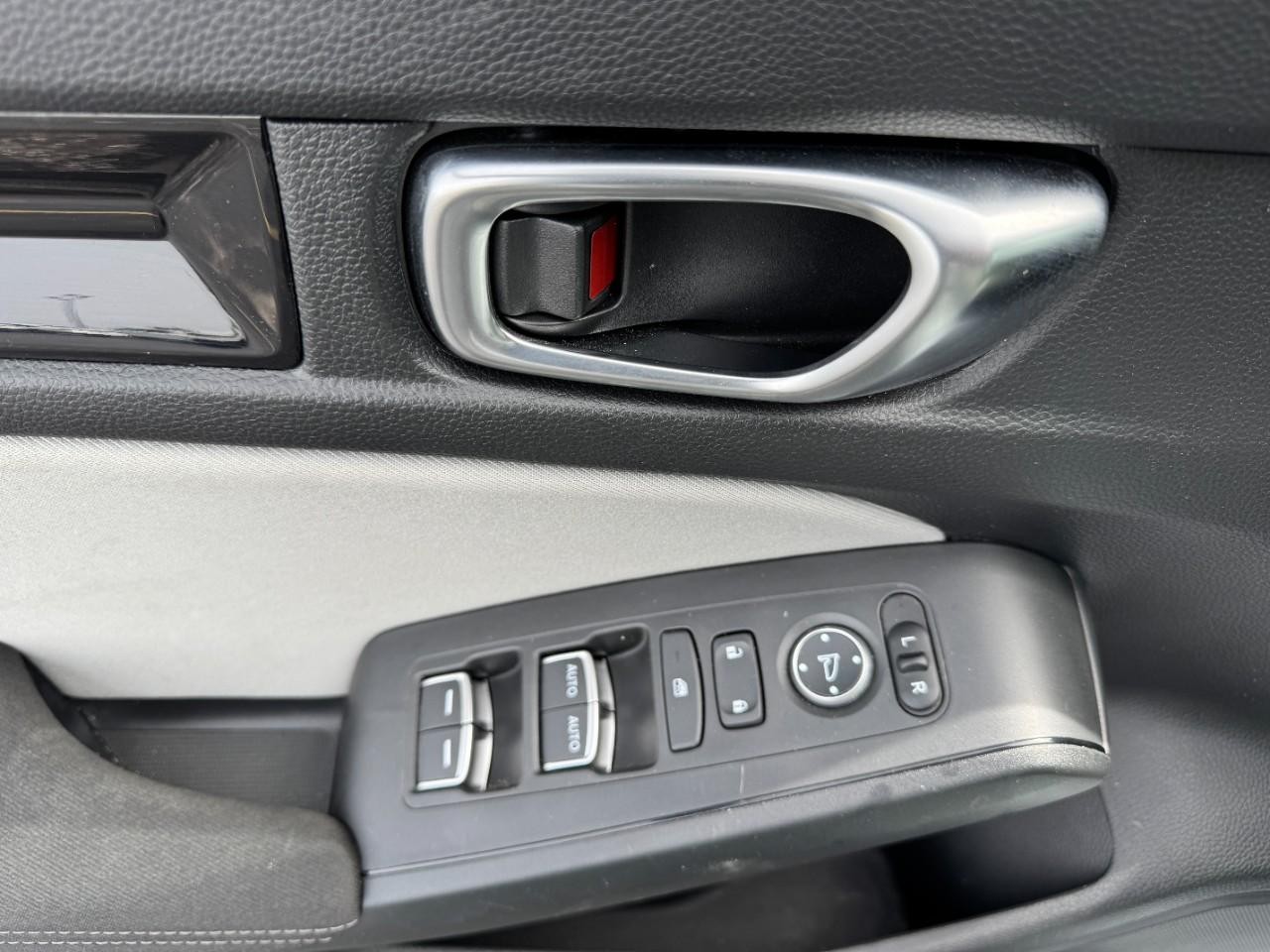 Honda Civic Hatchback Hybrid Vehicle Full-screen Gallery Image 19