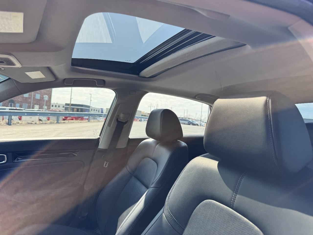 Honda Civic Hatchback Vehicle Full-screen Gallery Image 16