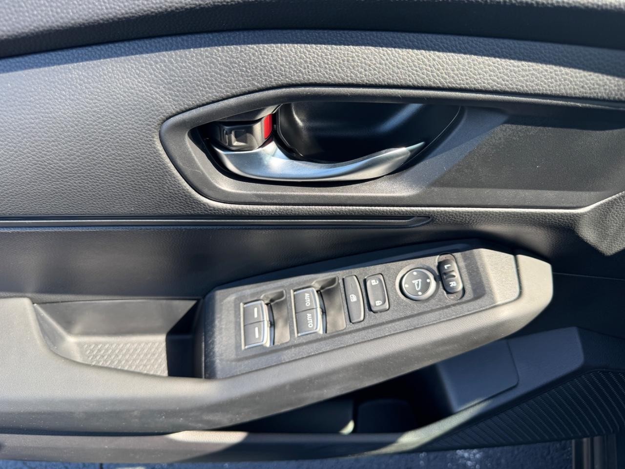 Honda Accord Sedan Vehicle Full-screen Gallery Image 20