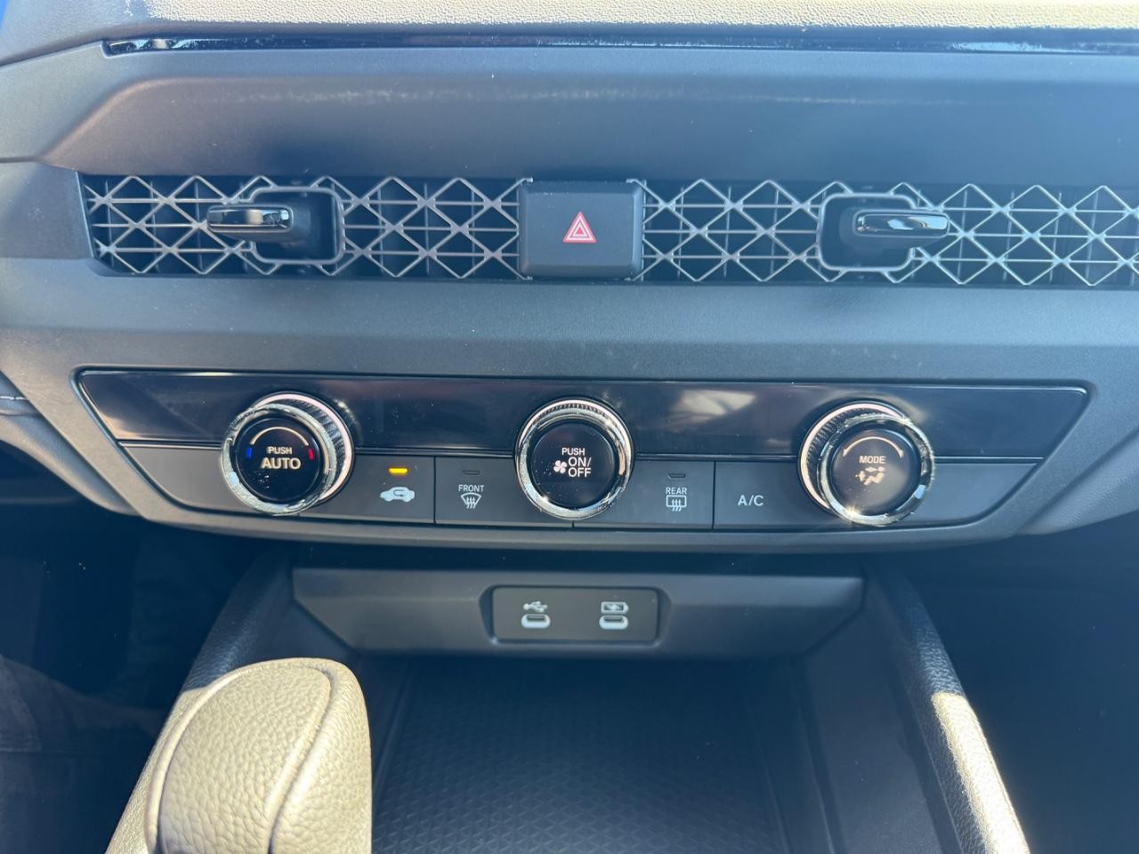 Honda Accord Sedan Vehicle Full-screen Gallery Image 27