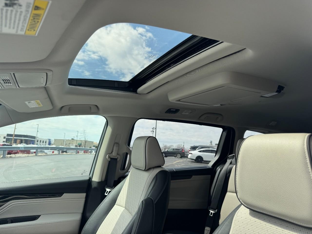 Honda Odyssey Vehicle Full-screen Gallery Image 21