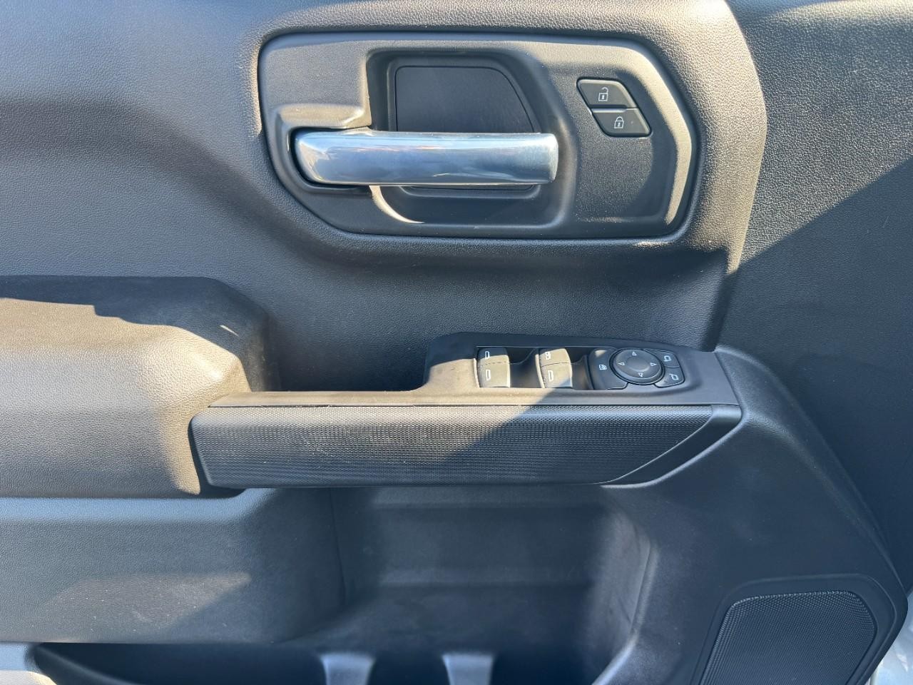 Chevrolet Silverado 1500 Vehicle Full-screen Gallery Image 19