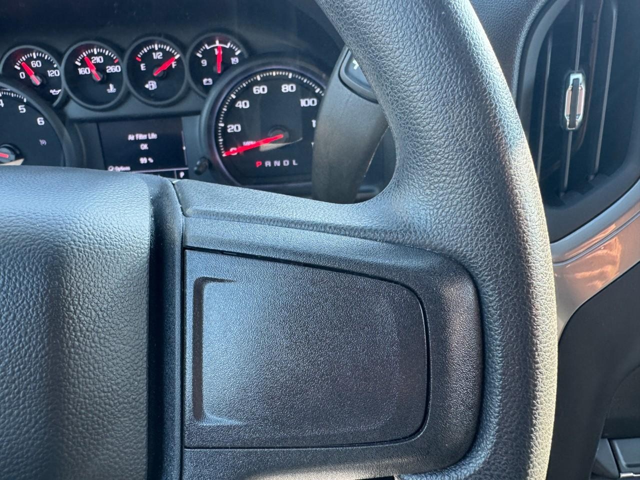 Chevrolet Silverado 1500 Vehicle Full-screen Gallery Image 21