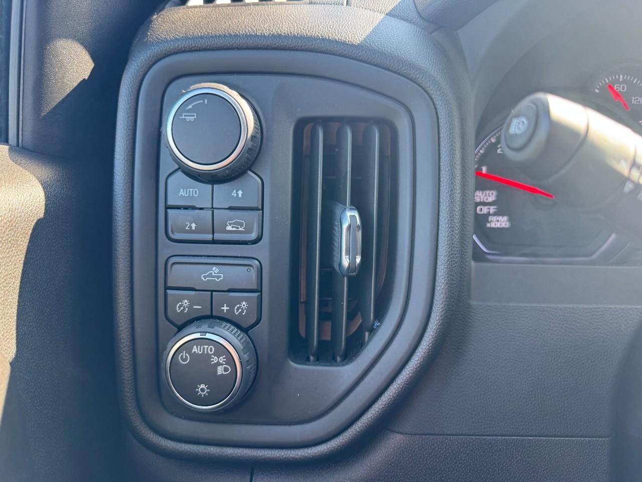 Chevrolet Silverado 1500 Vehicle Full-screen Gallery Image 25