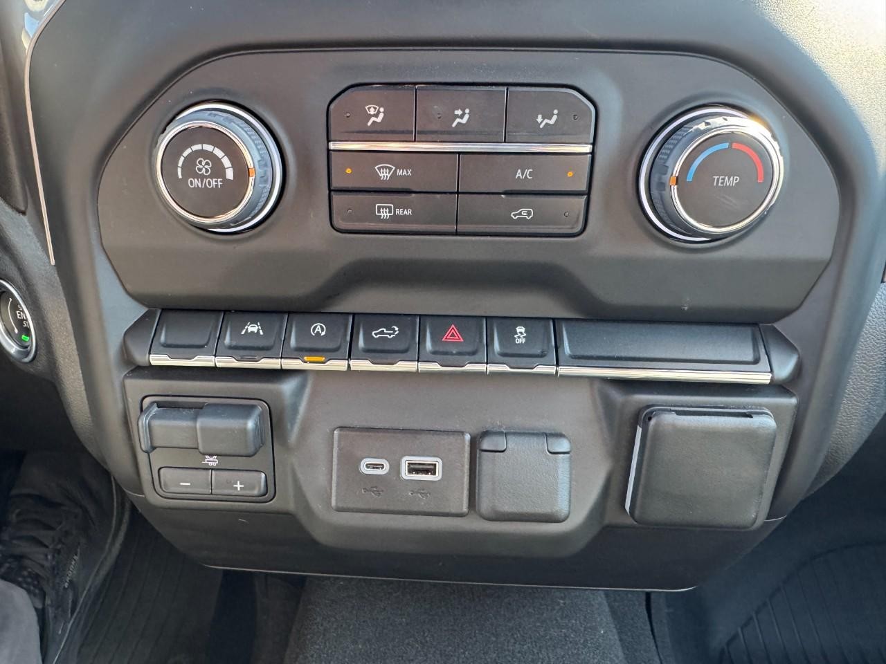 Chevrolet Silverado 1500 Vehicle Full-screen Gallery Image 26