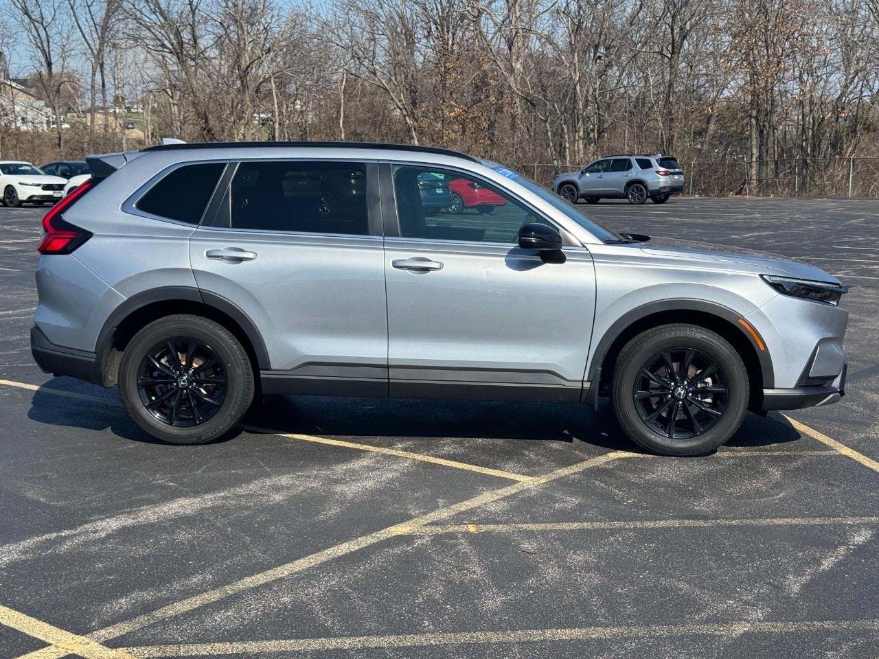 Honda CR-V Hybrid Vehicle Full-screen Gallery Image 02