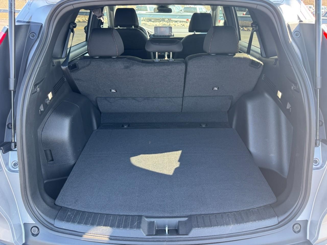 Honda CR-V Hybrid Vehicle Full-screen Gallery Image 04