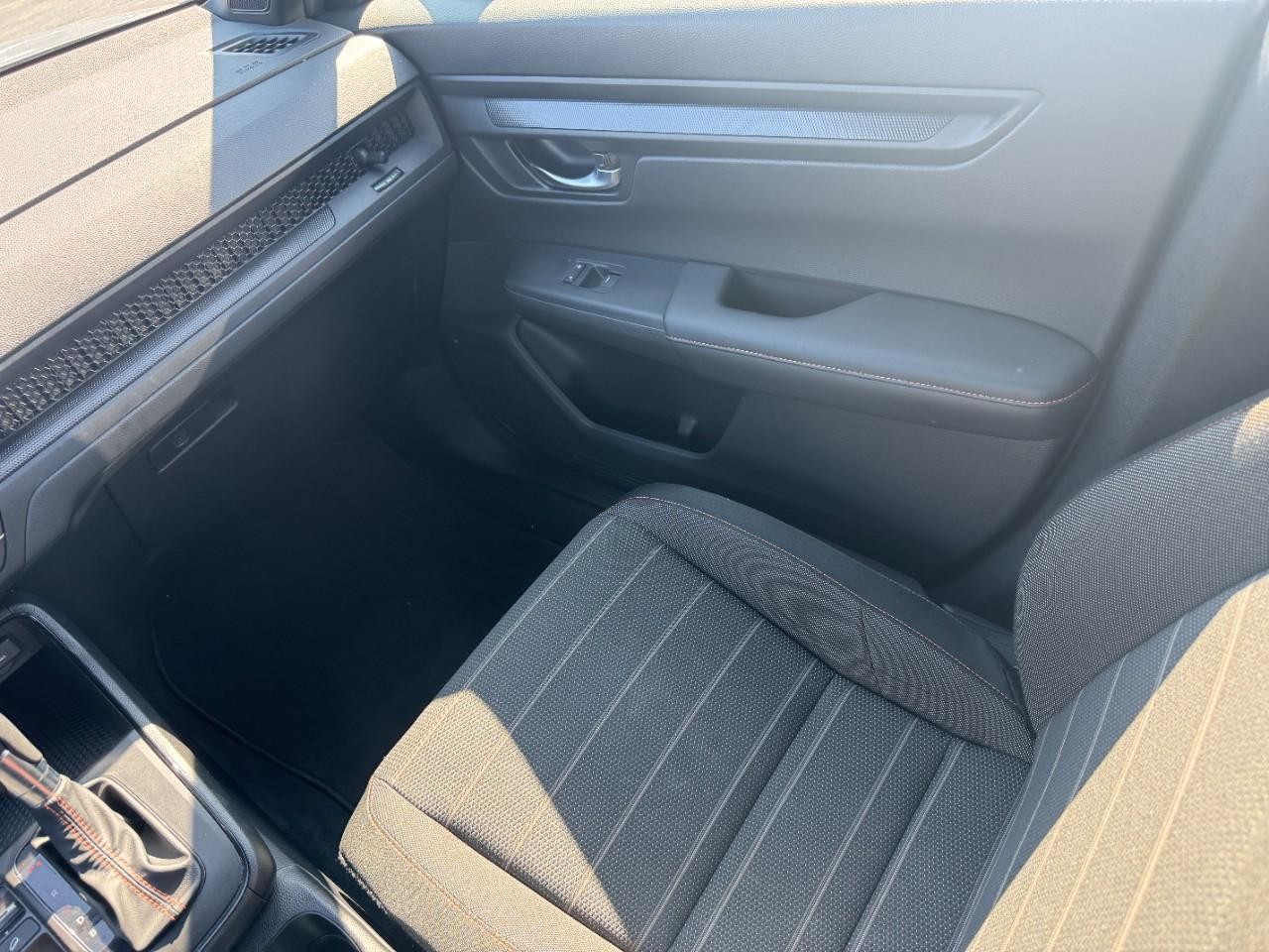 Honda CR-V Hybrid Vehicle Full-screen Gallery Image 15