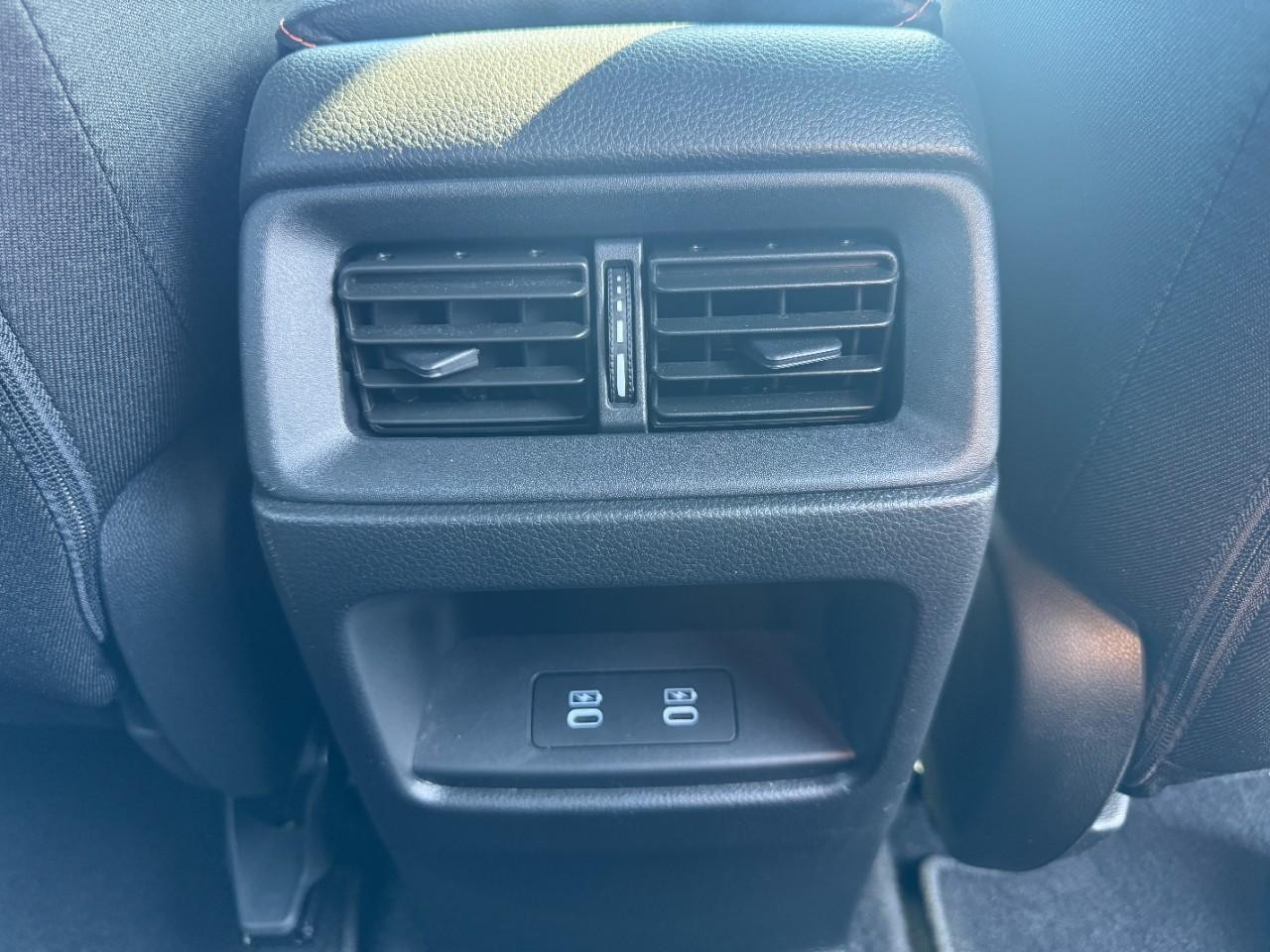 Honda CR-V Hybrid Vehicle Full-screen Gallery Image 16