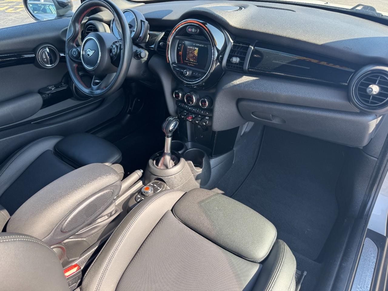 MINI Hardtop 2 Door Vehicle Full-screen Gallery Image 11