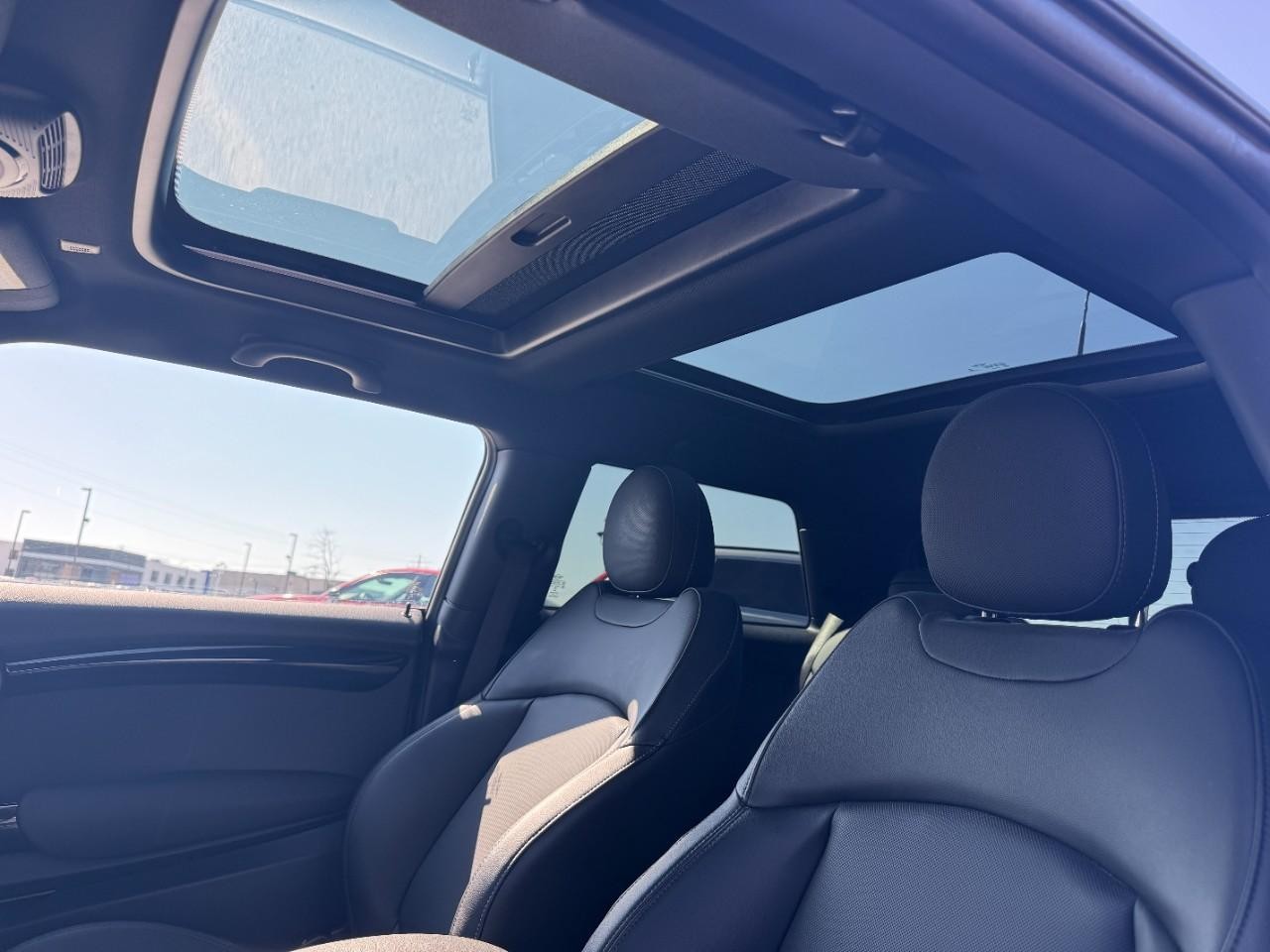 MINI Hardtop 2 Door Vehicle Full-screen Gallery Image 14