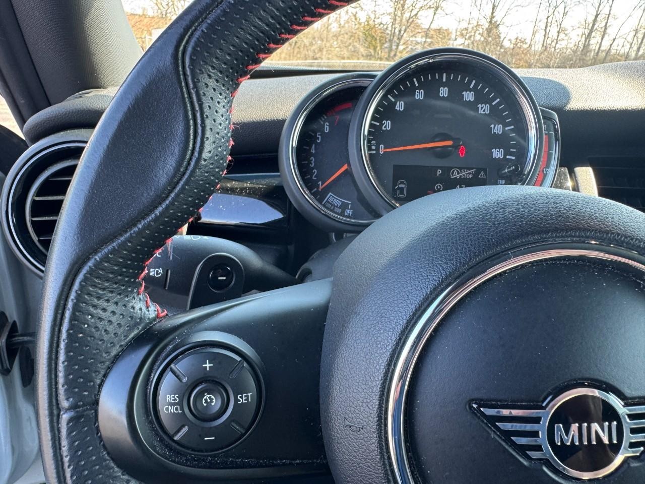 MINI Hardtop 2 Door Vehicle Full-screen Gallery Image 15