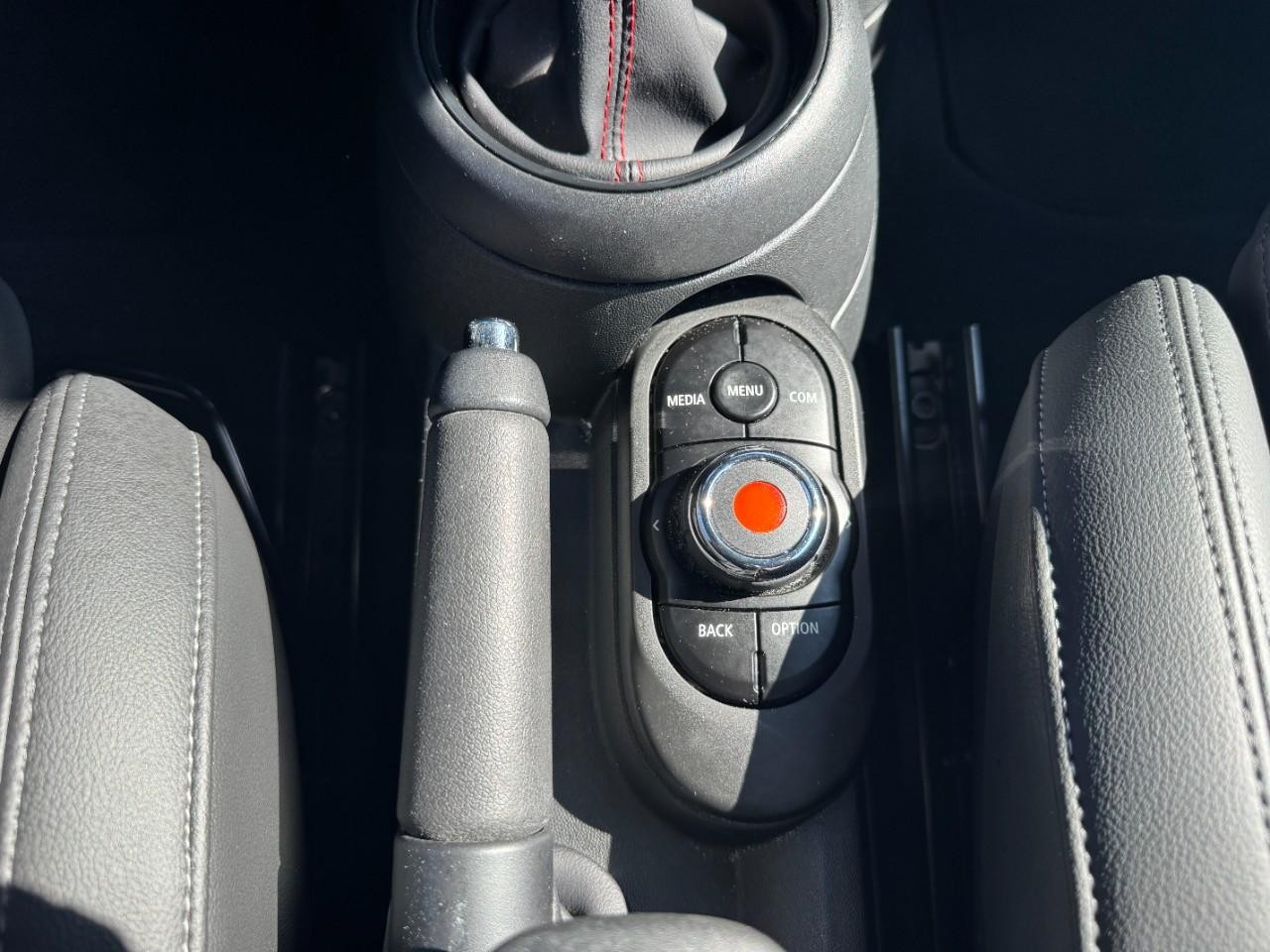 MINI Hardtop 2 Door Vehicle Full-screen Gallery Image 22