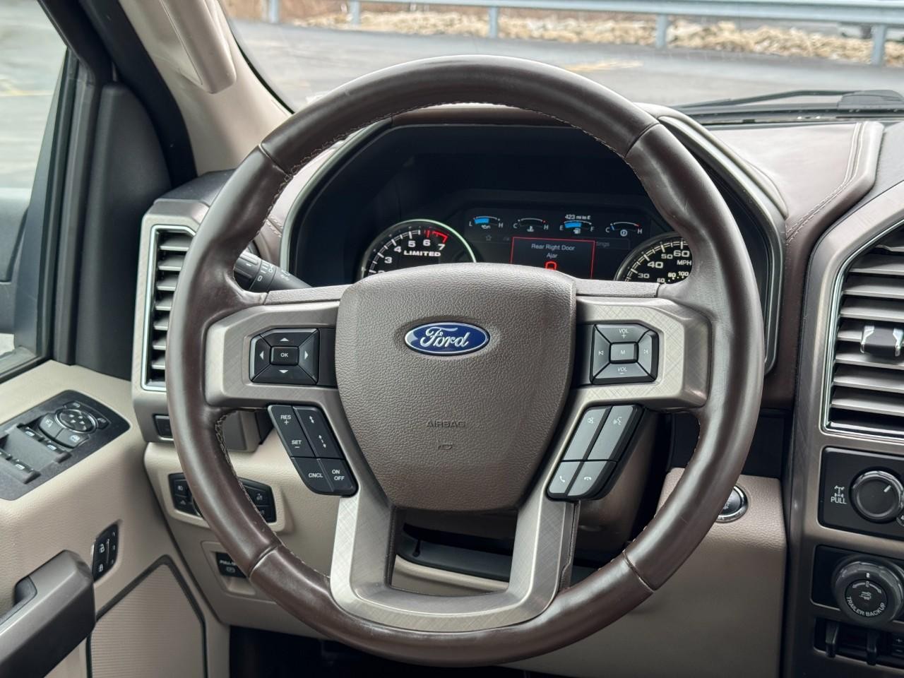 Ford F-150 Vehicle Full-screen Gallery Image 12