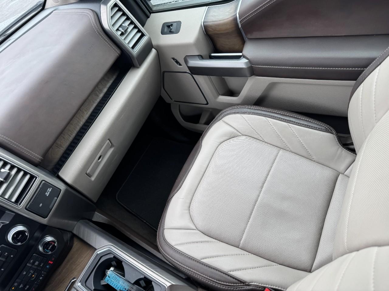 Ford F-150 Vehicle Full-screen Gallery Image 15