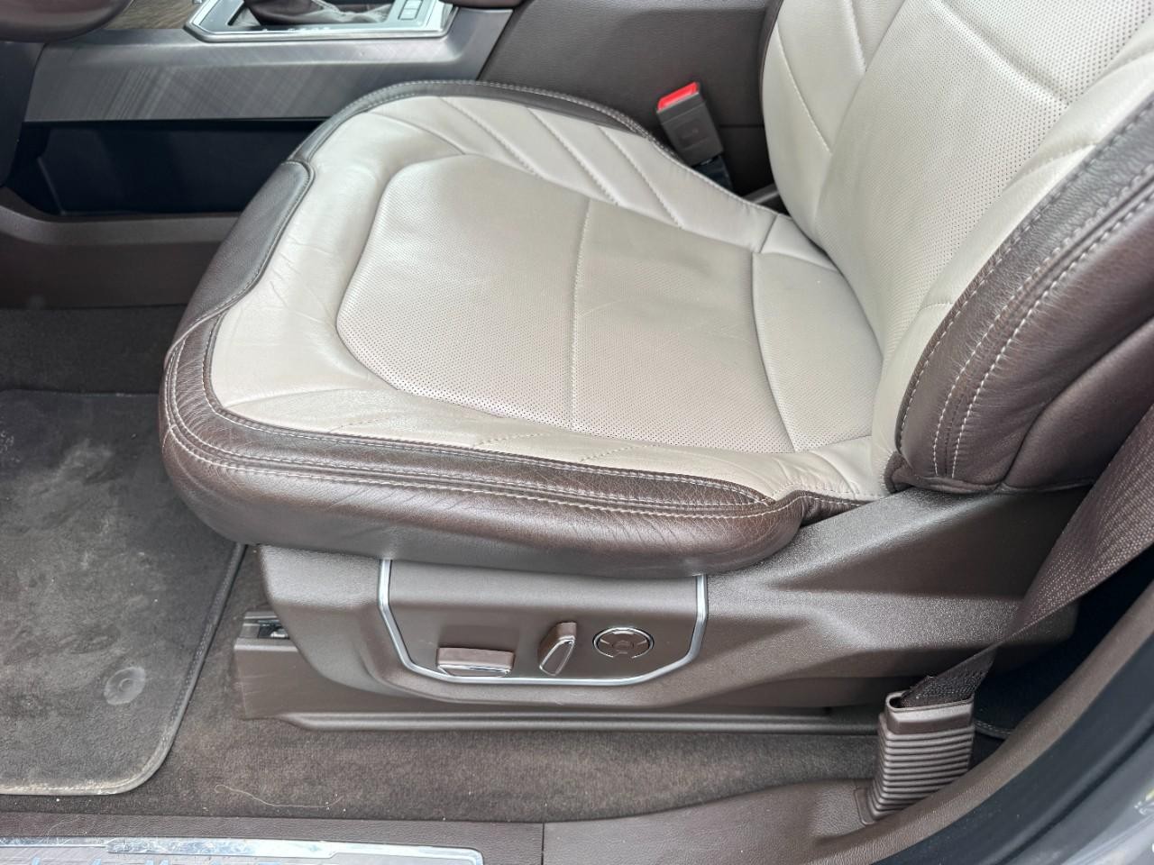 Ford F-150 Vehicle Full-screen Gallery Image 17