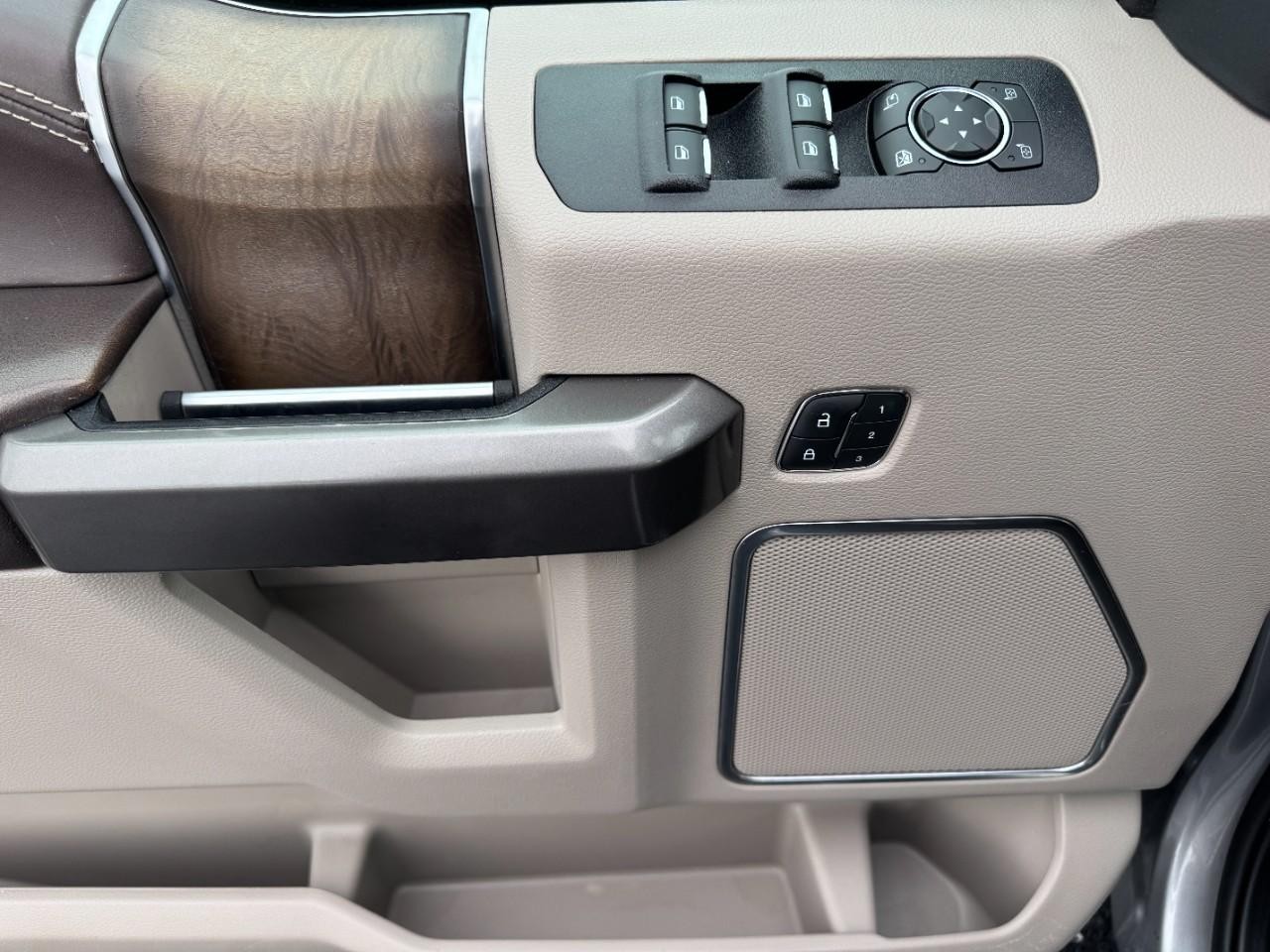 Ford F-150 Vehicle Full-screen Gallery Image 18