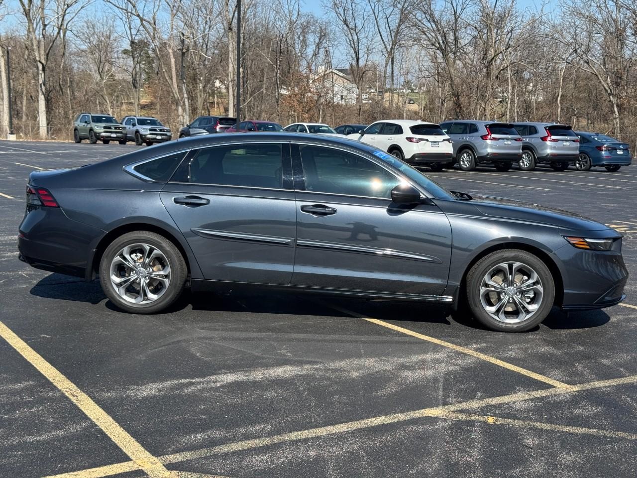 Honda Accord Hybrid Vehicle Full-screen Gallery Image 02