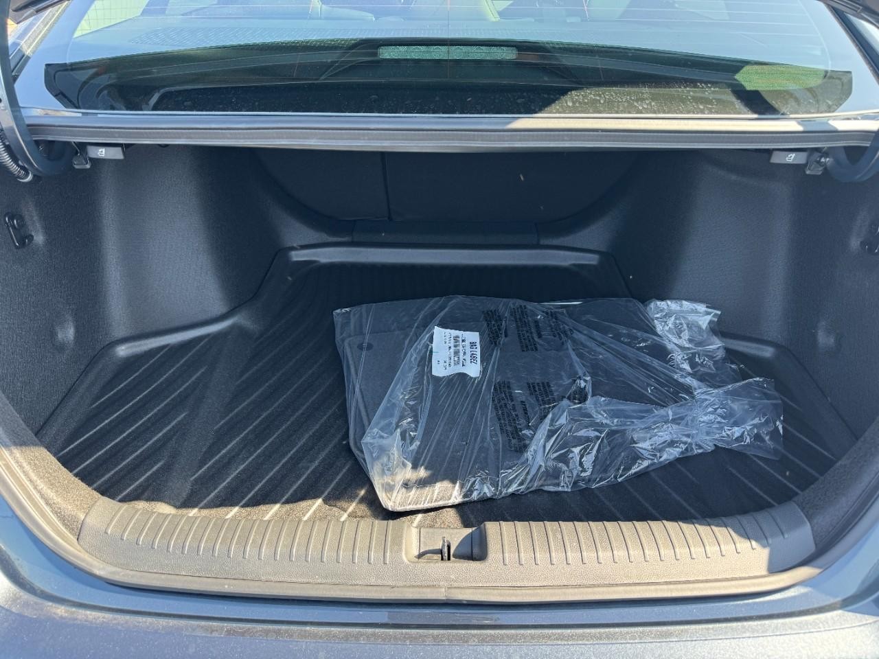 Honda Accord Hybrid Vehicle Full-screen Gallery Image 04