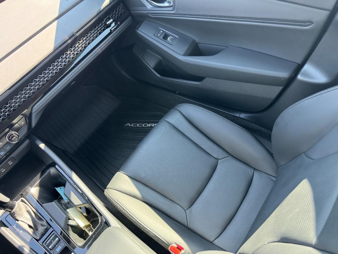 Honda Accord Hybrid Vehicle Full-screen Gallery Image 15