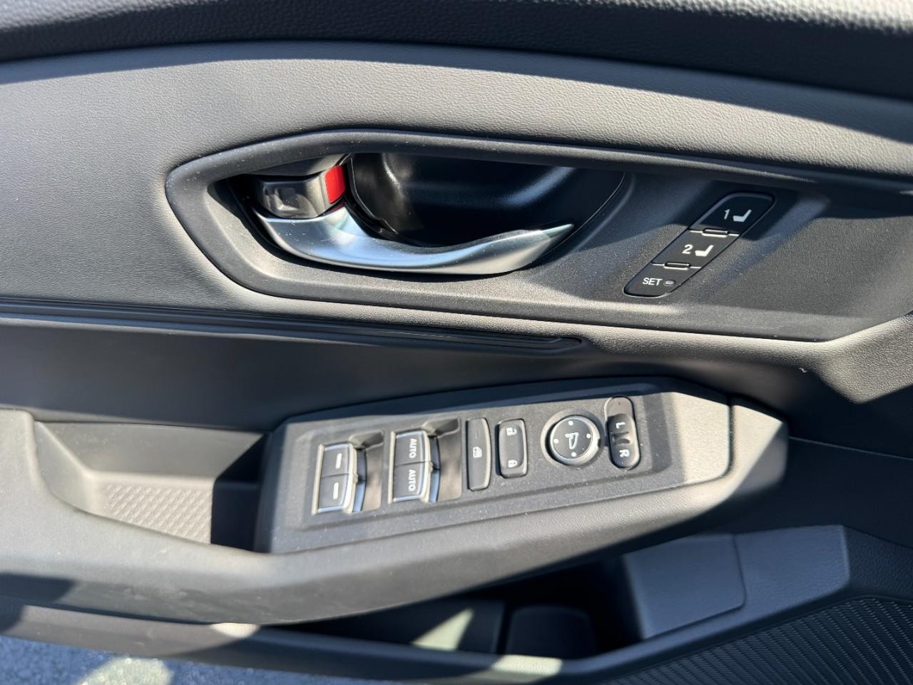 Honda Accord Hybrid Vehicle Full-screen Gallery Image 18