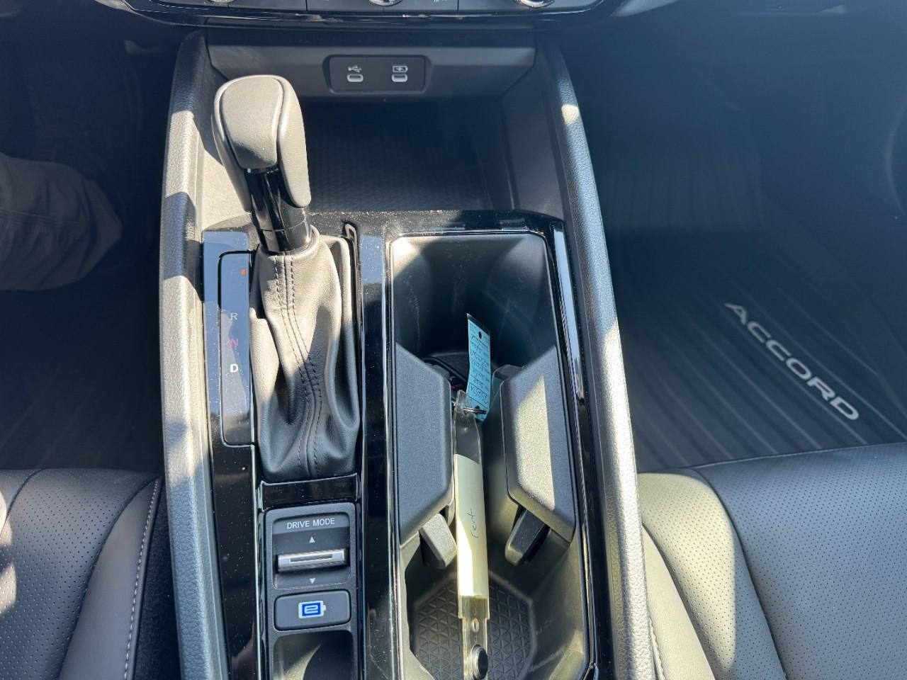 Honda Accord Hybrid Vehicle Full-screen Gallery Image 25