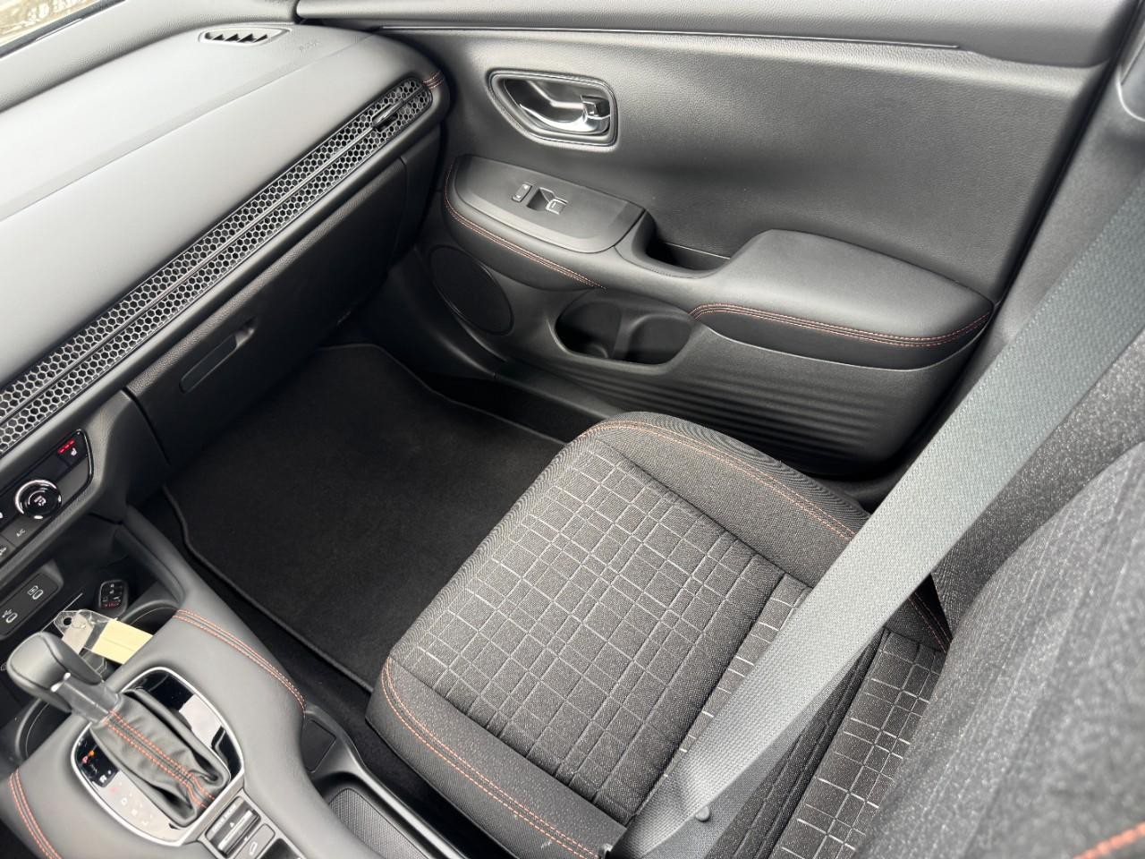 Honda HR-V Vehicle Full-screen Gallery Image 15