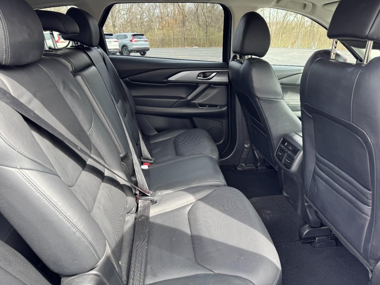 Mazda CX-9 Vehicle Full-screen Gallery Image 11