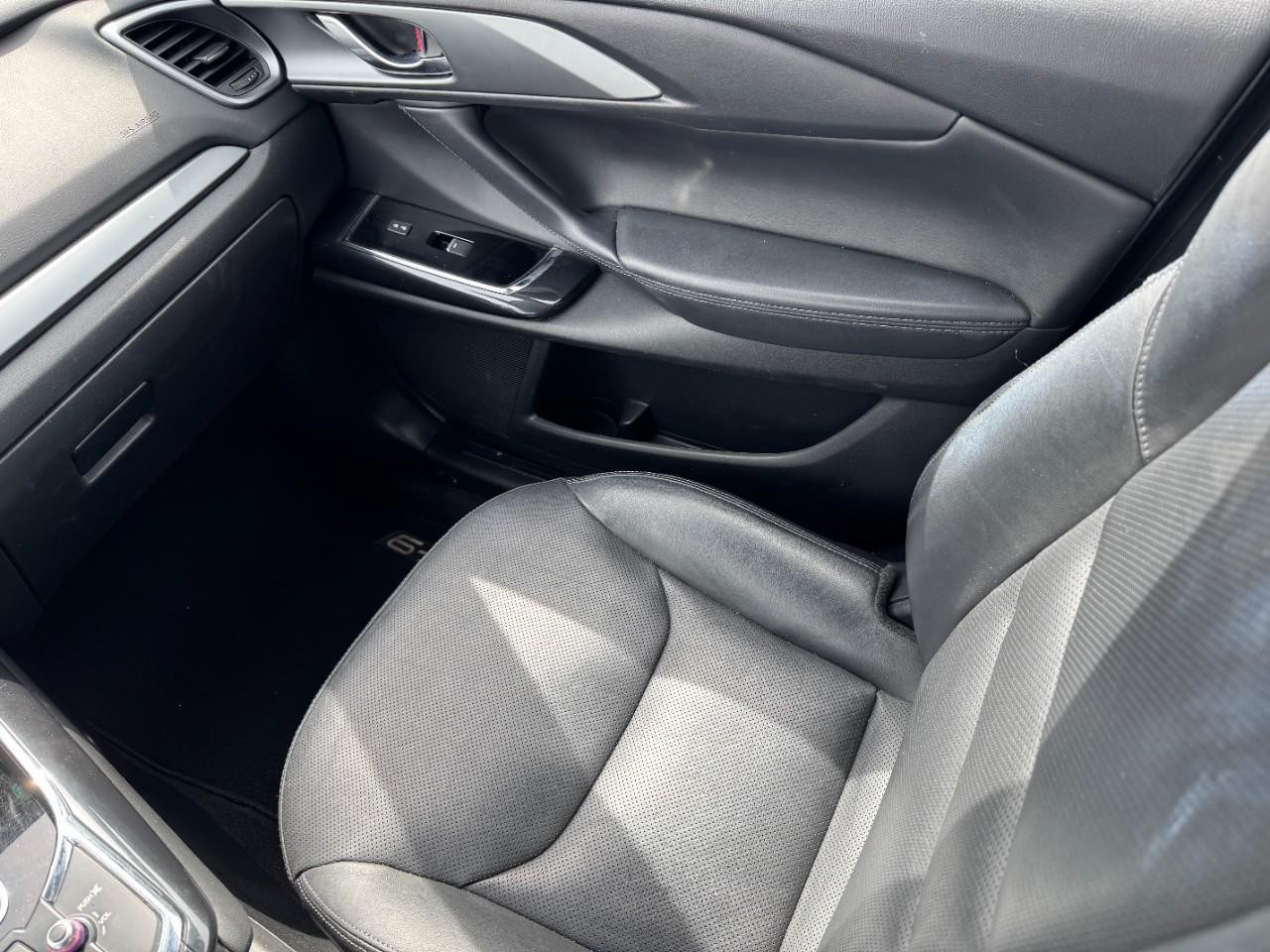 Mazda CX-9 Vehicle Full-screen Gallery Image 17