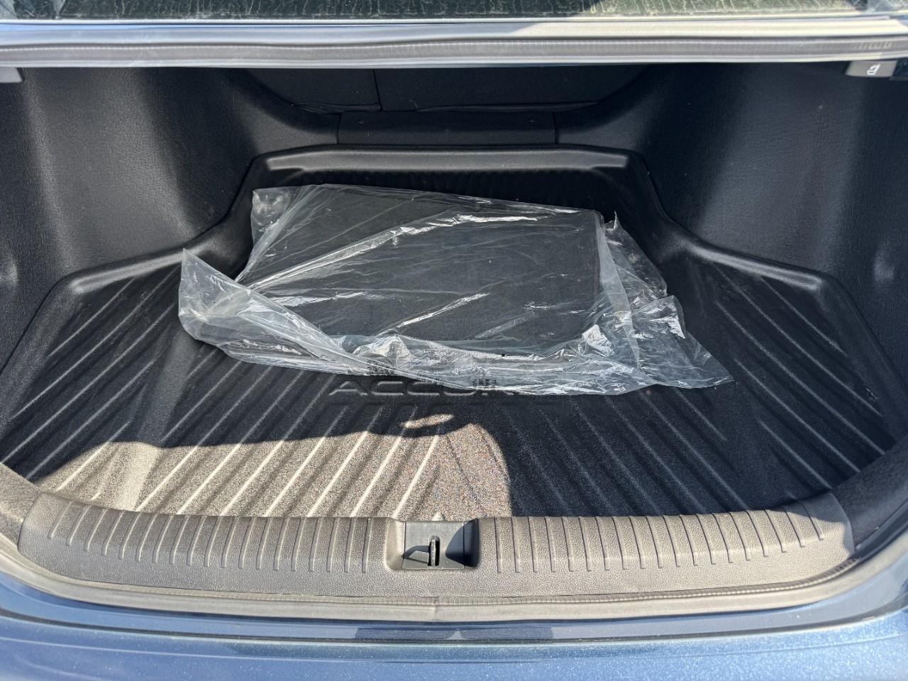 Honda Accord Sedan Vehicle Full-screen Gallery Image 04