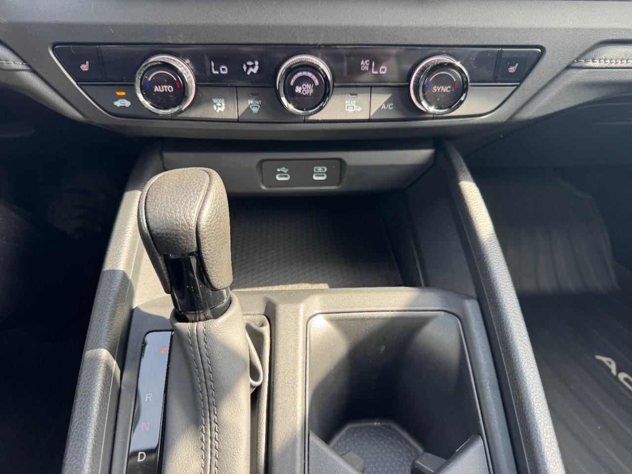 Honda Accord Sedan Vehicle Full-screen Gallery Image 23