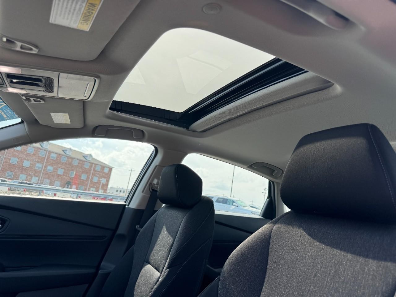 Honda Accord Sedan Vehicle Full-screen Gallery Image 24