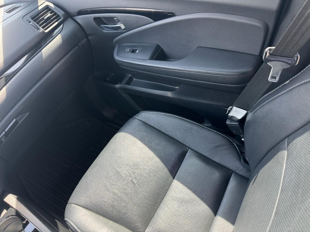 Honda Pilot Vehicle Full-screen Gallery Image 16