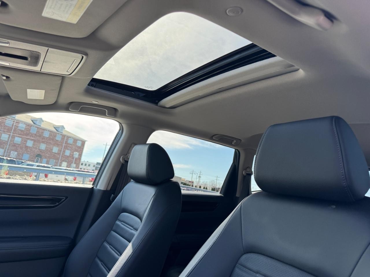 Honda CR-V Vehicle Full-screen Gallery Image 29