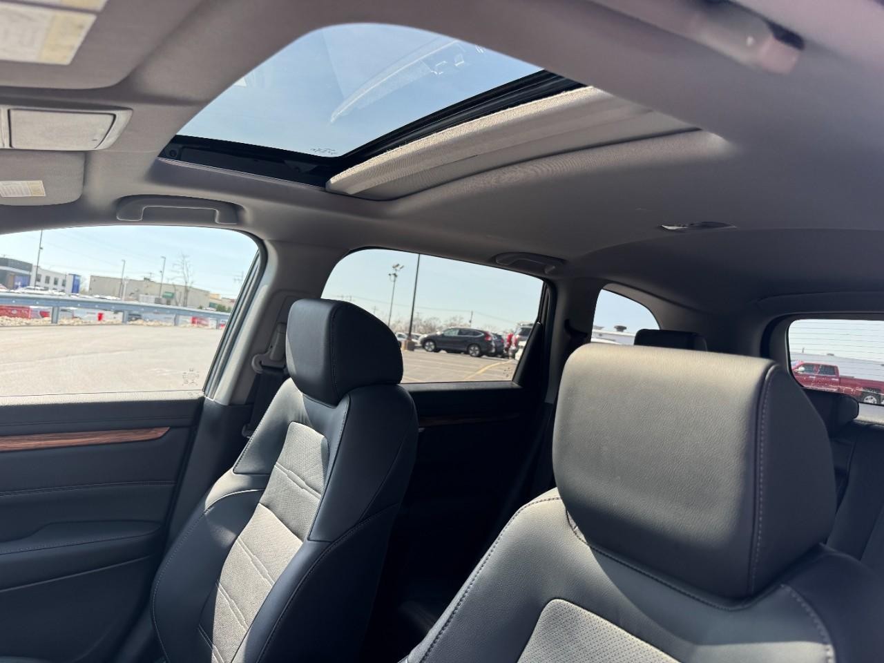 Honda CR-V Vehicle Full-screen Gallery Image 17