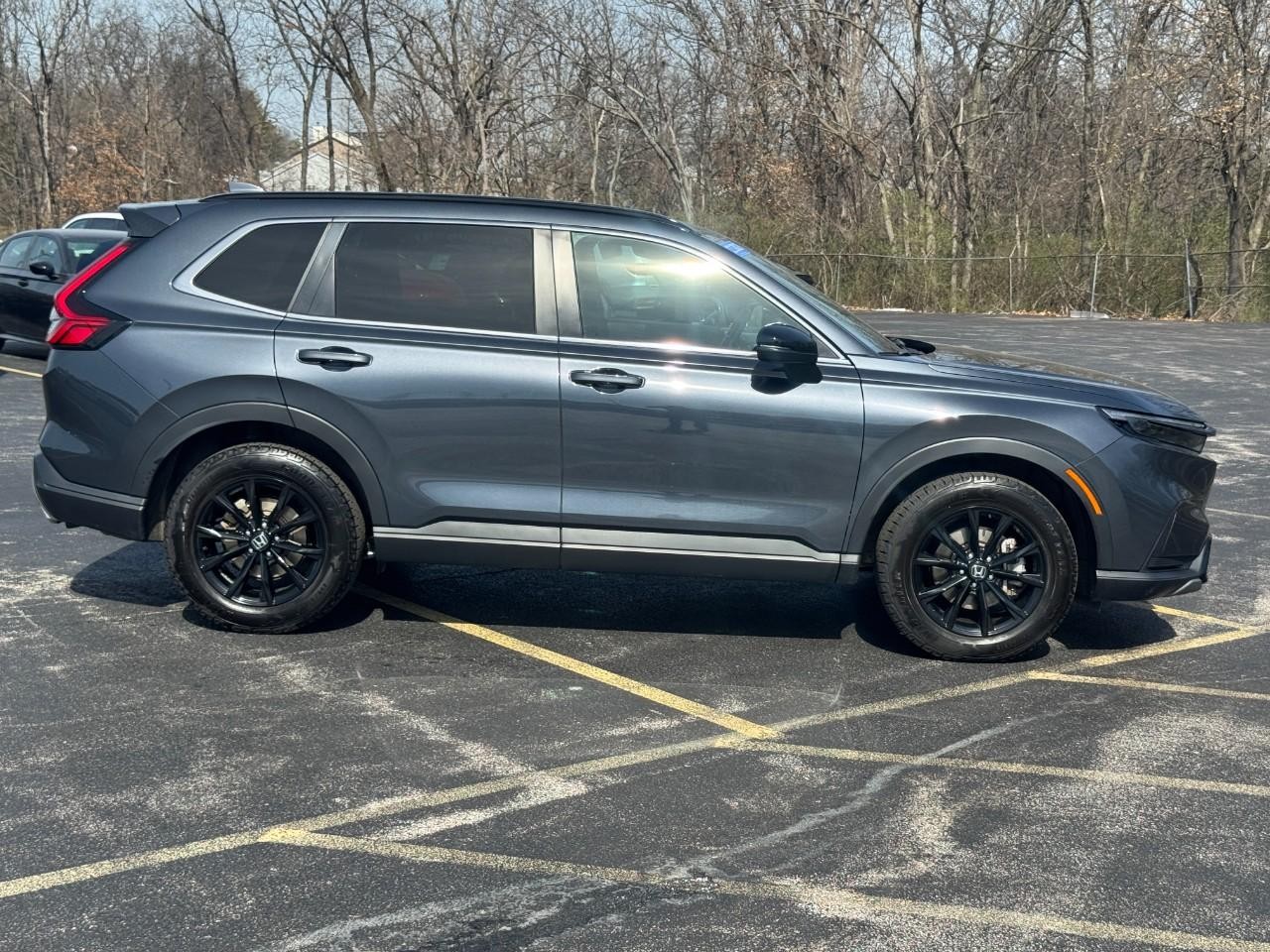 Honda CR-V Hybrid Vehicle Full-screen Gallery Image 02