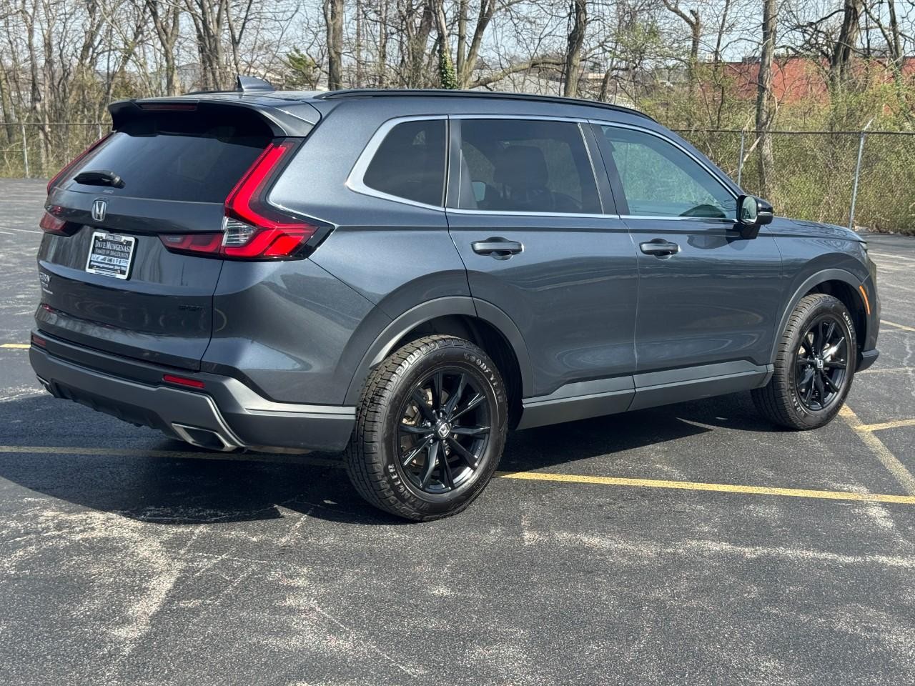 Honda CR-V Hybrid Vehicle Full-screen Gallery Image 03