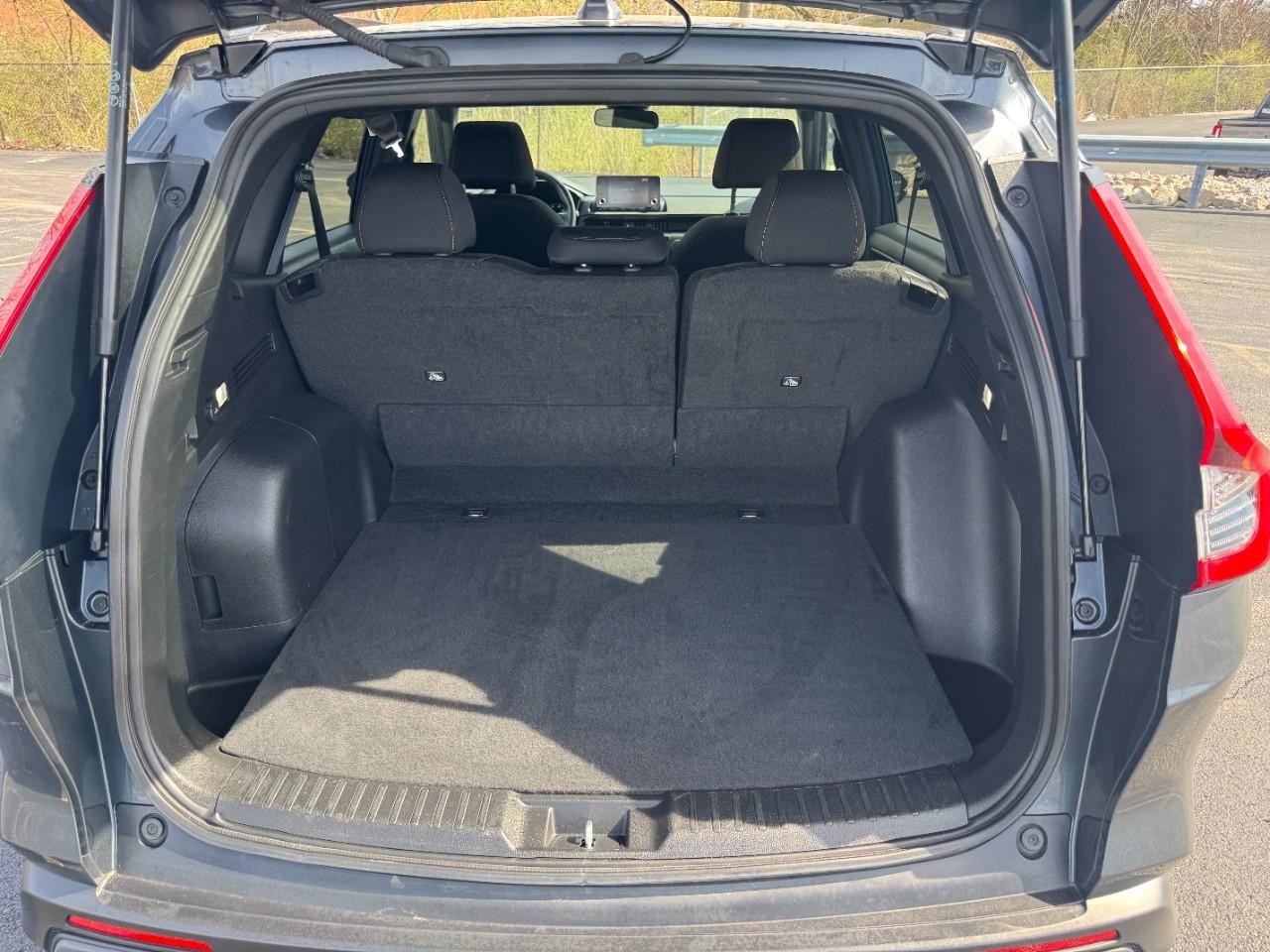 Honda CR-V Hybrid Vehicle Full-screen Gallery Image 04