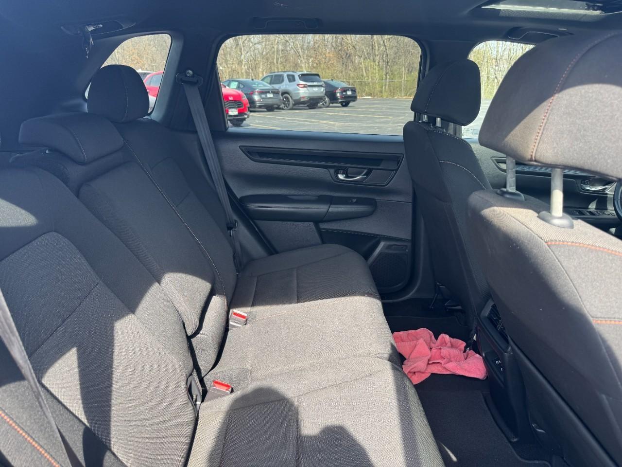 Honda CR-V Hybrid Vehicle Full-screen Gallery Image 10