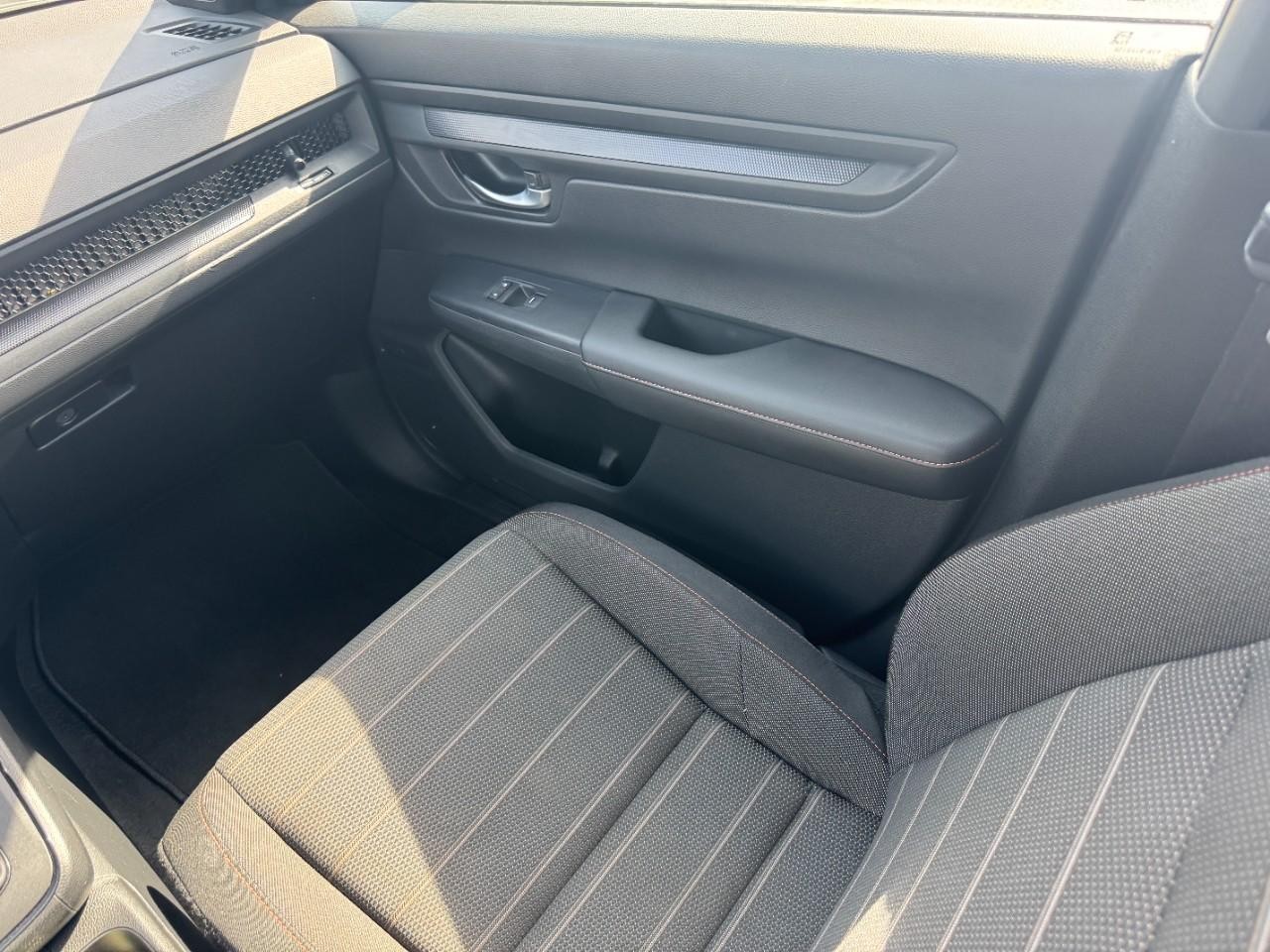 Honda CR-V Hybrid Vehicle Full-screen Gallery Image 15