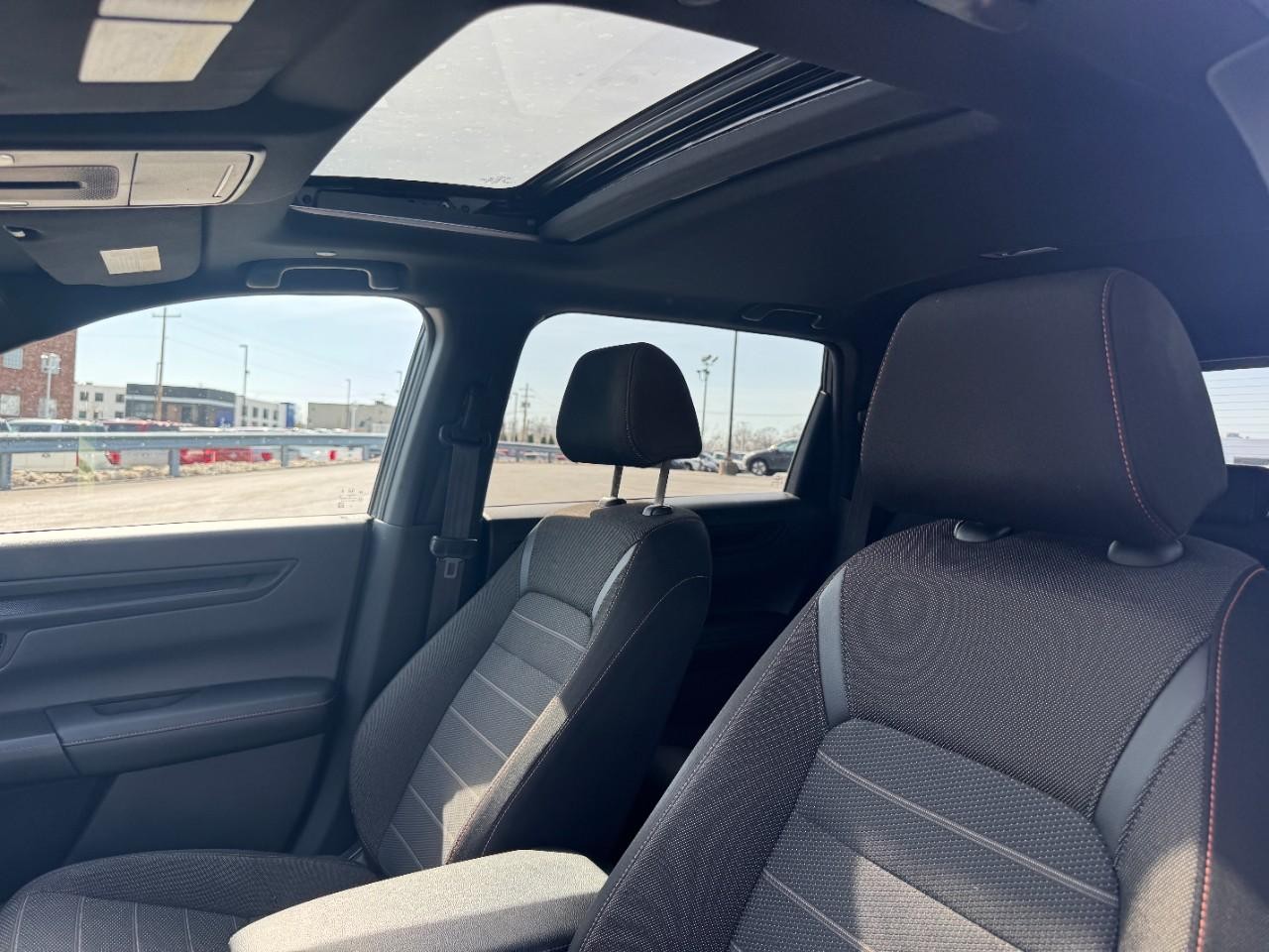 Honda CR-V Hybrid Vehicle Full-screen Gallery Image 17