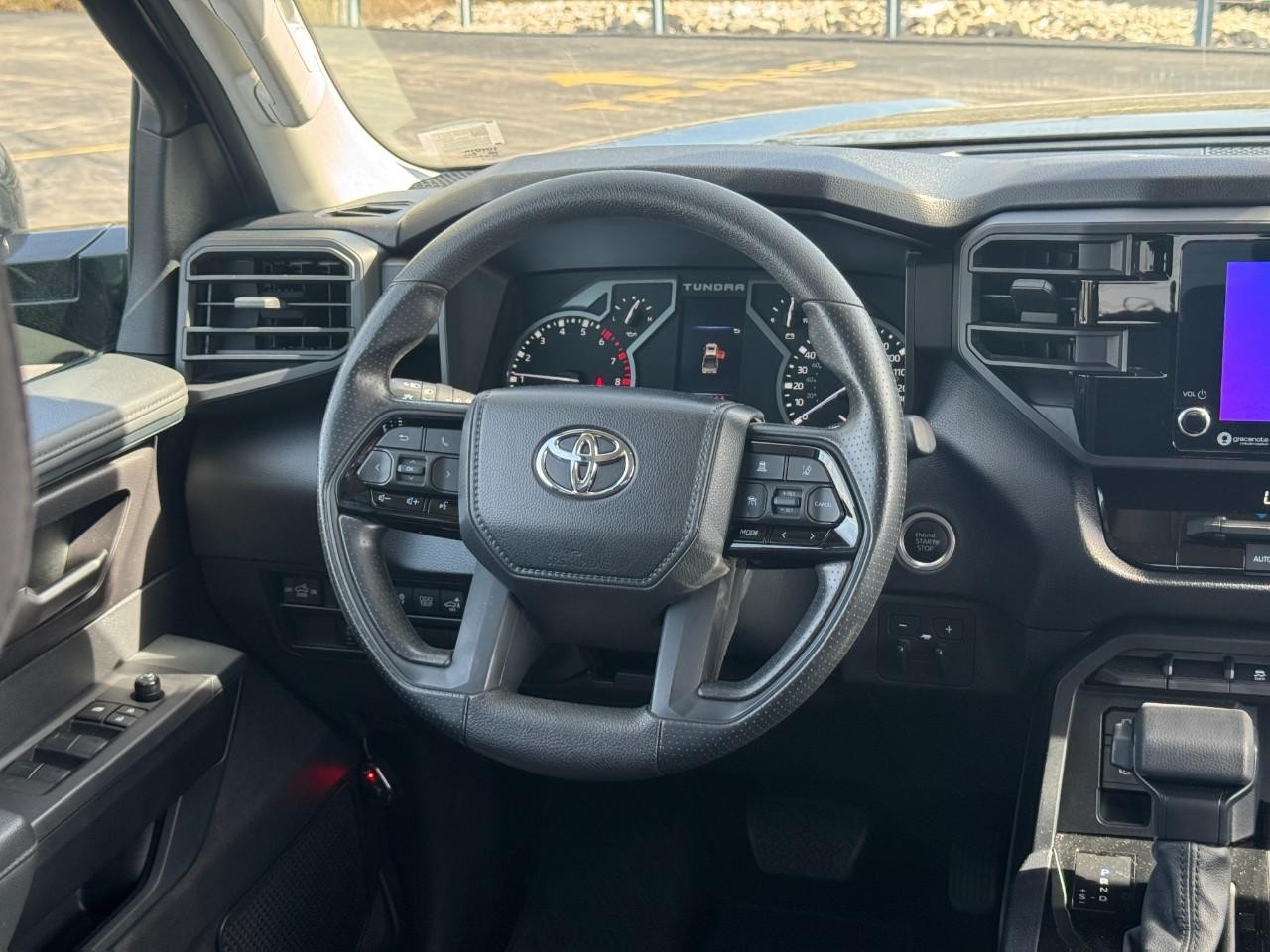 Toyota Tundra 4WD Vehicle Full-screen Gallery Image 12