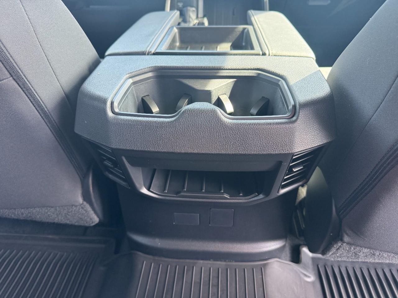 Toyota Tundra 4WD Vehicle Full-screen Gallery Image 16