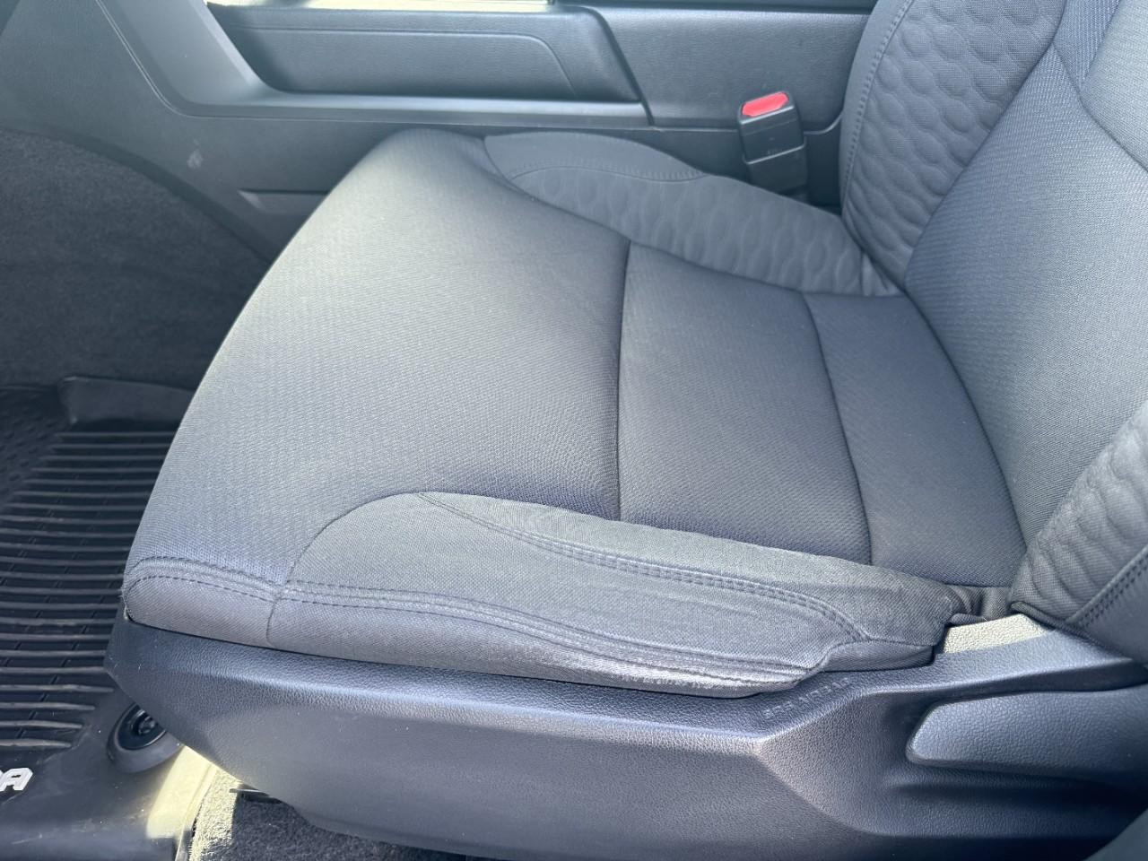 Toyota Tundra 4WD Vehicle Full-screen Gallery Image 17